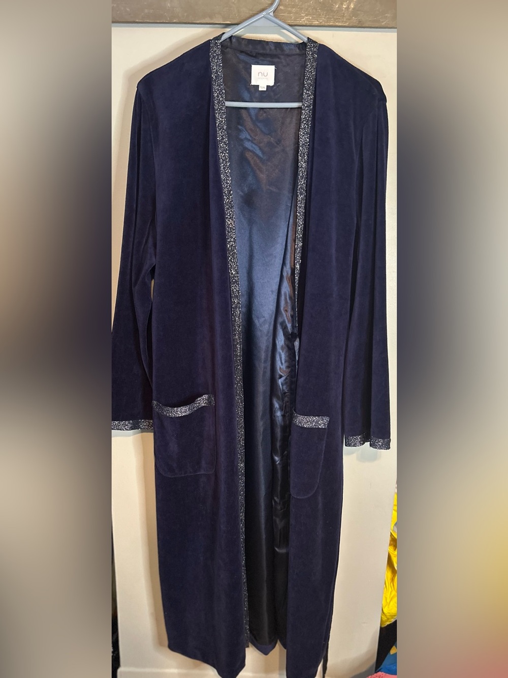 Simons Nu velvet robe - Picture 3 of 14